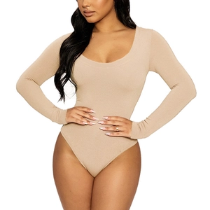 Bodysuit ajusté pour femmes avec col en U et manches longues en maille côtelée beige