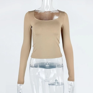Dettaglio maglia attillata color cammello con scollo quadrato e maniche lunghe