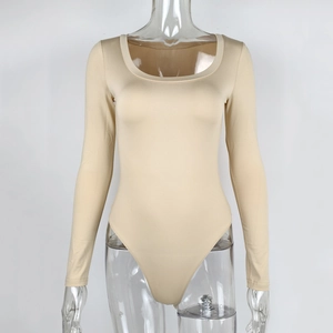 Détail d'un body beige à manches longues avec décolleté en U et maille hautement extensible