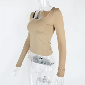 Dettaglio di un crop top kaki a maniche lunghe con scollo quadrato su un manichino femminile