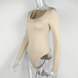 Détail d'un body beige à manches longues en tricot extensible de haute qualité