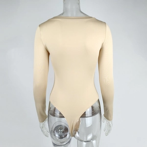 Vue arrière d'un body beige à manches longues sur un mannequin avec coupe haute