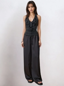 Schwarzes Neckholder-Top mit Rüschen und seidige Satin-Hose mit weitem Bein für Damen