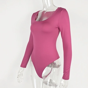 Détail de l'encolure en U et des manches longues de ce body moulant de couleur magenta