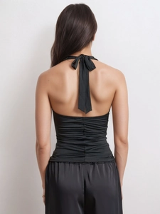 Damen Neckholder-Top in Schwarz mit Rückenschleife und vertikalen Raffungen für Sommer
