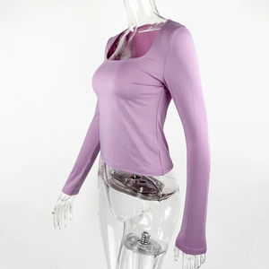 Dettaglio del top a maniche lunghe viola con scollo quadrato e vestibilità slim