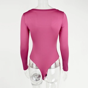 Détail de la coupe haute au dos et du tissu extensible du body rose à manches longues
