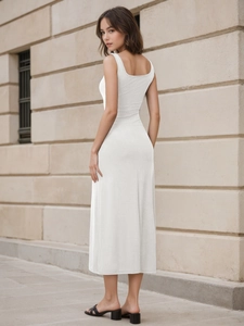 Elegante abito midi bianco senza maniche con scollo a quadrato vista laterale posteriore
