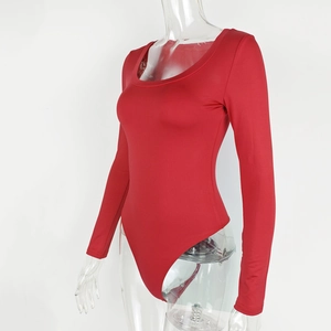Détail d'un body rouge à manches longues avec coupe haute et col en U ajusté
