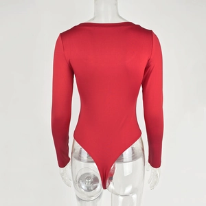 Vue arrière du bodysuit rouge à manches longues avec coupe ajustée sur mannequin invisible