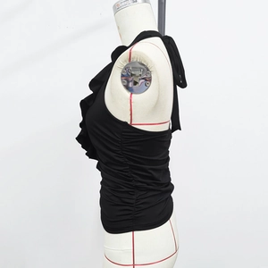 Detail eines schwarzen V-Ausschnitt-Tops mit Rüschendekor, Seitenraffung und Neckholder