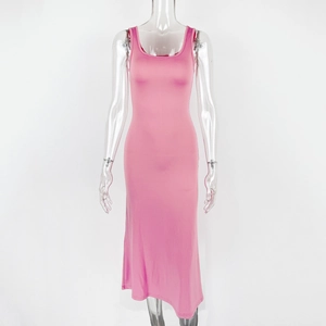 Dettaglio di un abito midi rosa senza maniche aderente con scollo quadrato su manichino