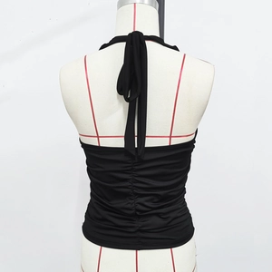Detailaufnahme des schwarzen Neckholder-Tops mit Bindebändern und Falten am Rücken