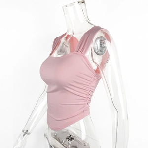 Détail du crop top froncé rose clair avec col carré et ourlet pointu sur mannequin