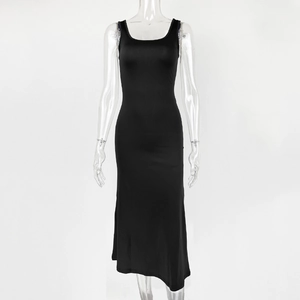 Dettaglio del design racerback e del tessuto elastico su un abito midi nero attillato