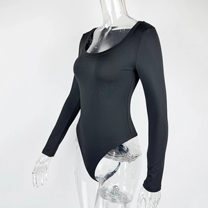 Détail de vue latérale du bodysuit noir à manches longues et col rond dégagé
