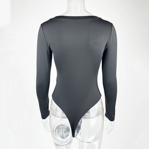 Détail d'un bodysuit noir à manches longues avec coupe haute et décolleté dans le dos