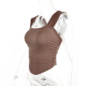 Détail d'un crop top sans manches marron café avec fronces latérales et larges bretelles