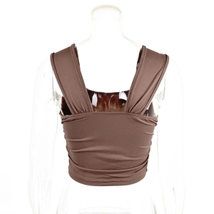 Détail du dos du crop top marron avec coutures renforcées et tissu en maille douce