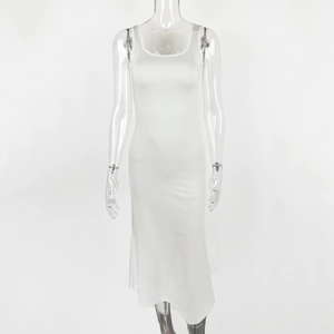 Dettaglio dell'abito midi bianco senza maniche aderente con scollo quadrato chic