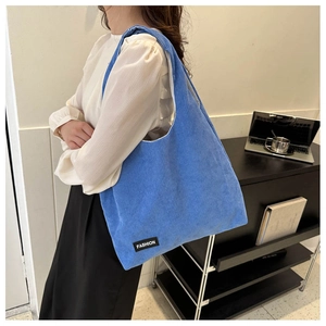 Vue détaillée du grand sac cabas en velours côtelé bleu ciel avec texture et étiquette mode