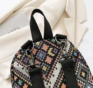 Détail du tissu tissé géométrique coloré avec poignée robuste en nylon noir