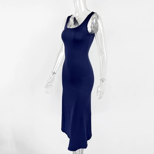 Dettaglio dell'abito smanicato blu scuro con scollo rotondo elegante e vestibilità aderente