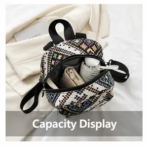 Vue détaillée de la capacité d'un mini sac à dos de style ethnique avec portefeuille