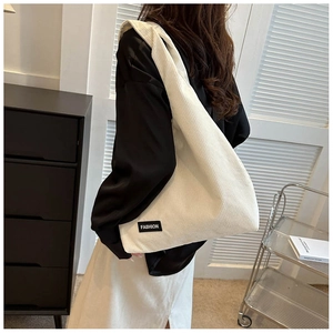 Gros plan du sac cabas en velours côtelé blanc avec détail de l'étiquette Fashion
