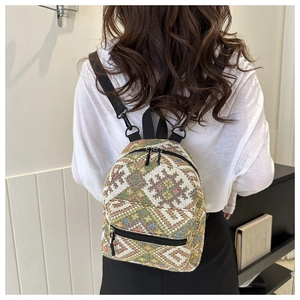Détail d'un petit sac à dos jacquard bohème avec motifs géométriques et bretelles