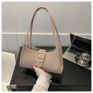 Dettaglio borsa a tracolla trapuntata beige con grande fibbia quadrata dorata