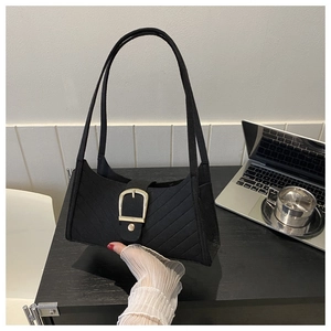 Dettaglio borsa hobo trapuntata in feltro nero con grande fibbia a sella argento