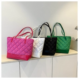 Detailed display of quilted tote bags in four colors with high-capacity shoulder straps