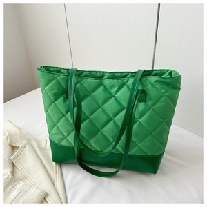 Detail van groene gewatteerde tote bag met donkergroene bodem en dubbele hengsels