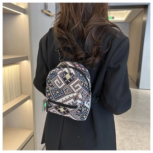 Détail d'un mini sac à dos à motif géométrique ethnique porté par un mannequin