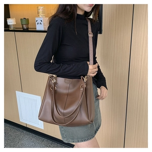 Bruine tote tas met geometrische geweven schouderband en matte gladde afwerking