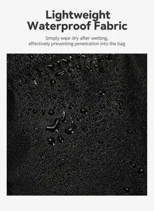 Detail van zwarte waterdichte Oxford-stof met waterafstotende druppels op het oppervlak