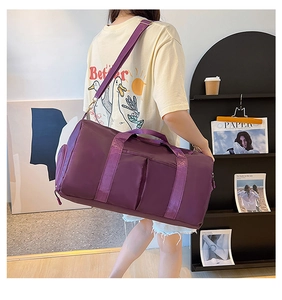 Detailansicht der lila Sporttasche aus Nylon mit Seitentiefe und Fronttaschen-Design