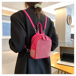 Détail du mini sac à dos rose rouge avec strass scintillants et double fermeture éclair