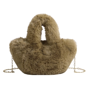 Bolso de peluche verde oliva con elegante cadena dorada para la temporada de invierno