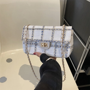 Elegante wit-blauwe tweed crossbodytas met ketting en gouden draaisluiting