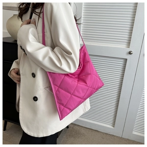 Magenta gesteppte Tragetasche aus Oxford-Stoff mit Rautenmuster und Schultergurt-Detail
