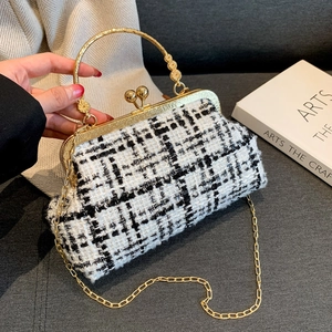 Retro zwart-witte tweed crossbodytas met goudkleurig handvat en metalen ketting