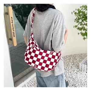 Détail du sac croissant en toile à carreaux rouge et blanc avec imprimé FASHION