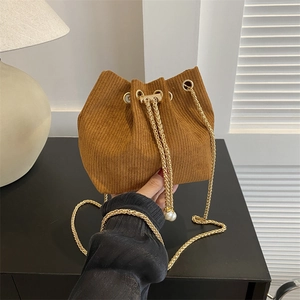 Braune Cord-Beuteltasche mit goldener Kette und Perlen-Kordelzug-Anhängern