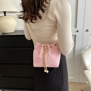 Rosa Kord-Beuteltasche mit goldenem Kettenriemen und eleganten Perlen-Details