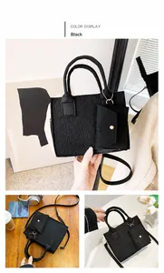 Detailansicht der schwarzen Filzhandtasche mit Rundprägung und goldener Kette