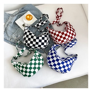 Quatre sacs croissants en toile aux motifs de damiers noirs, rouges, verts et bleus