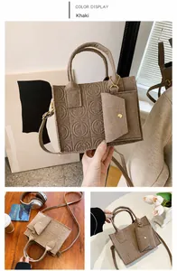Detailansicht der khakifarbenen Filztasche mit geometrischer Prägung und Münzfach