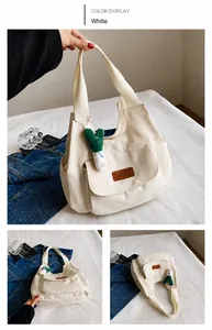 Détail du grand sac cabas en toile avec poche avant et breloque en peluche